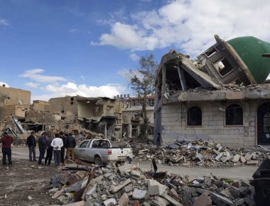 40 φορτηγά με ανθρωπιστική βοήθεια κατέφθασαν στην Deir Ezzor μετά το σπάσιμο της πολιορκίας (βίντεο)